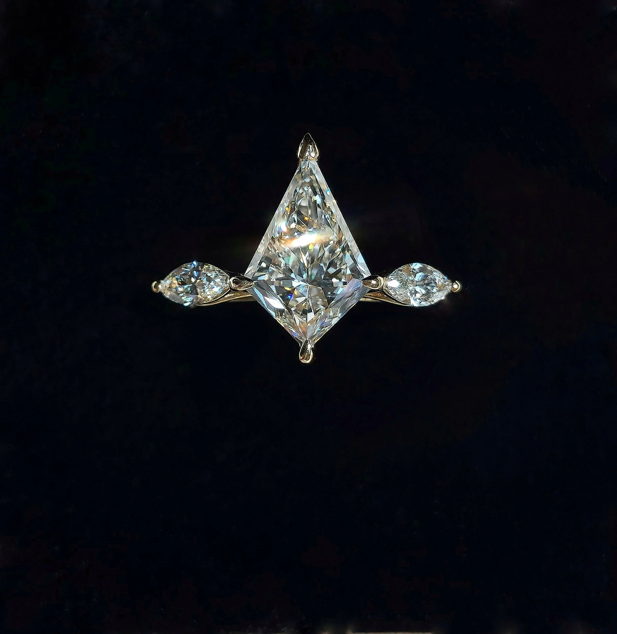 Kite Diamond Engagement Ring in 18k Yellow Gold