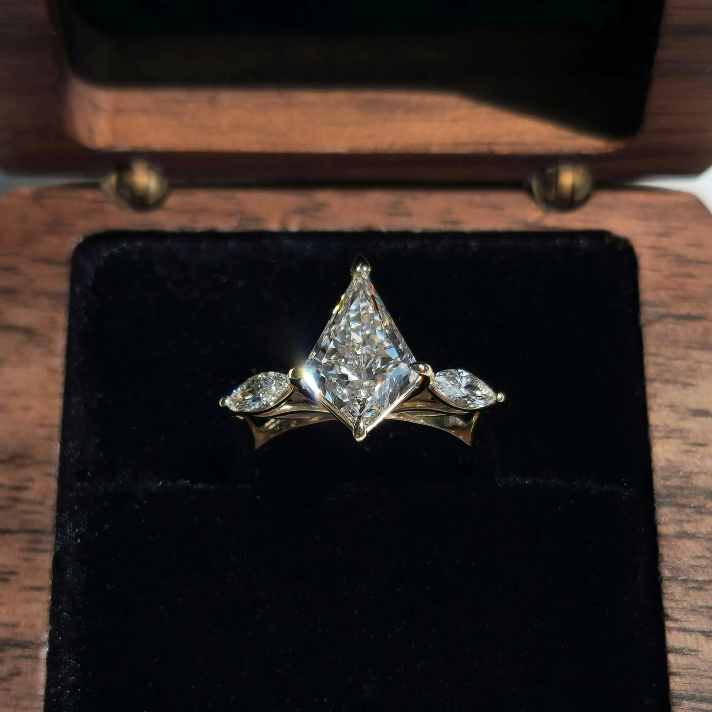 Kite Diamond Engagement Ring in 18k Yellow Gold