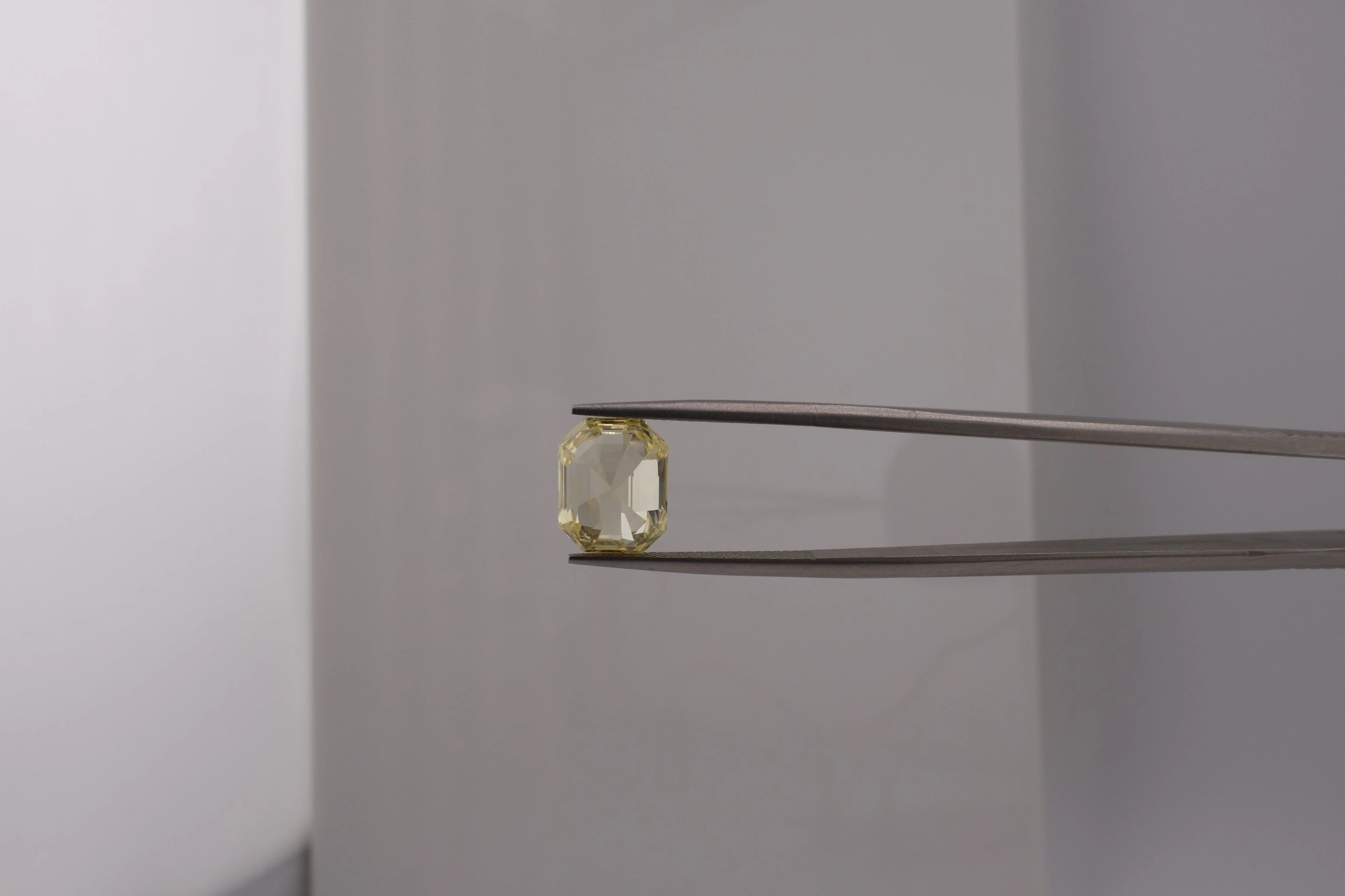 Yellow Sapphire 6.05ct, Sri Lanka with Certificate
